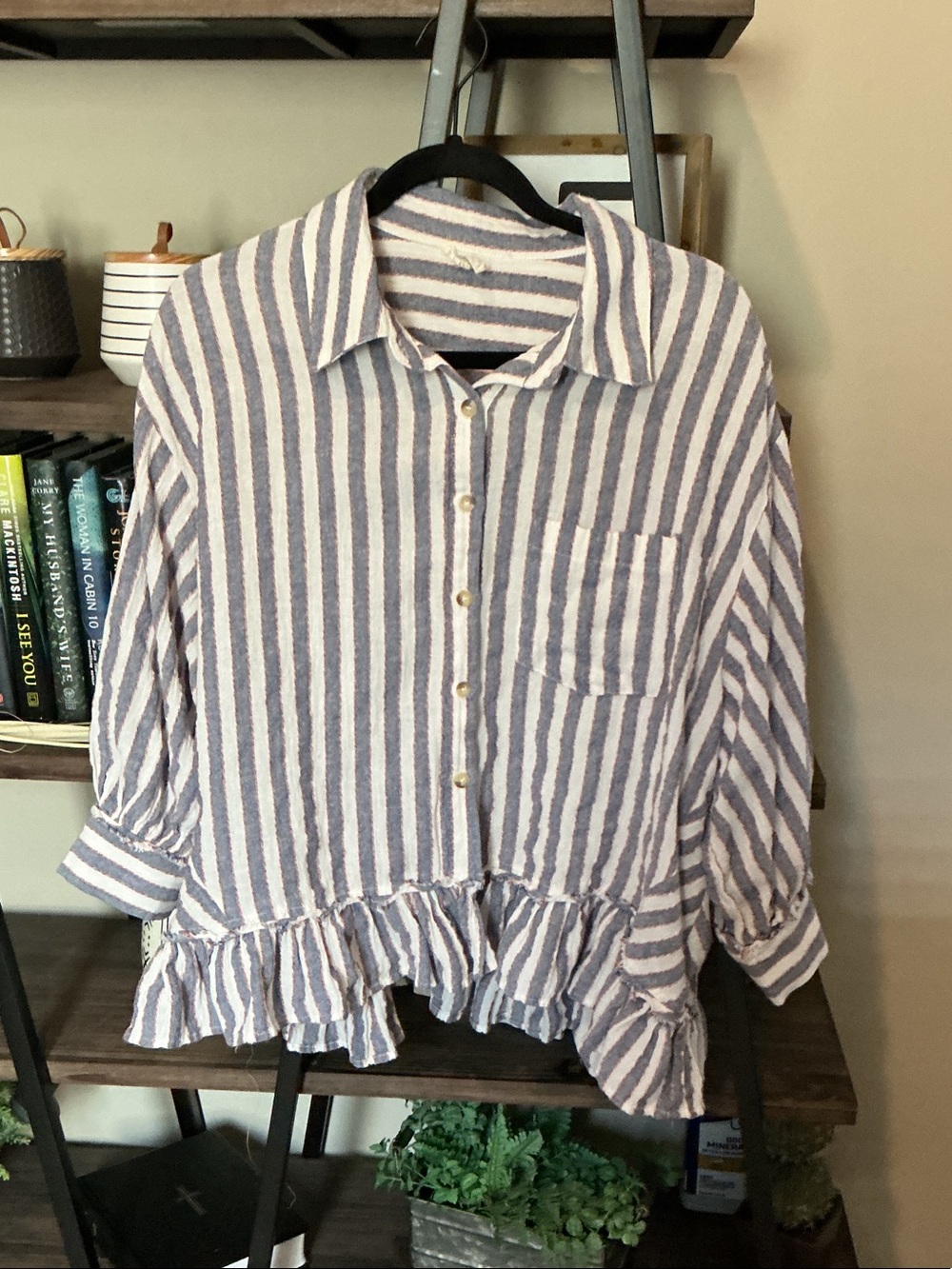 easel Blue & White Striped Ruffle Hem Button-Down Top Size M